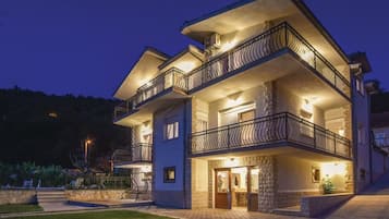 Biệt thự (Five Bedroom Holiday Home) | Ngoại thất