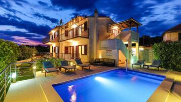House (Six Bedroom Holiday Home) | Outdoor pool | Seasonal outdoor pool, pool loungers