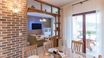 House (Six Bedroom Holiday Home) | Dining room