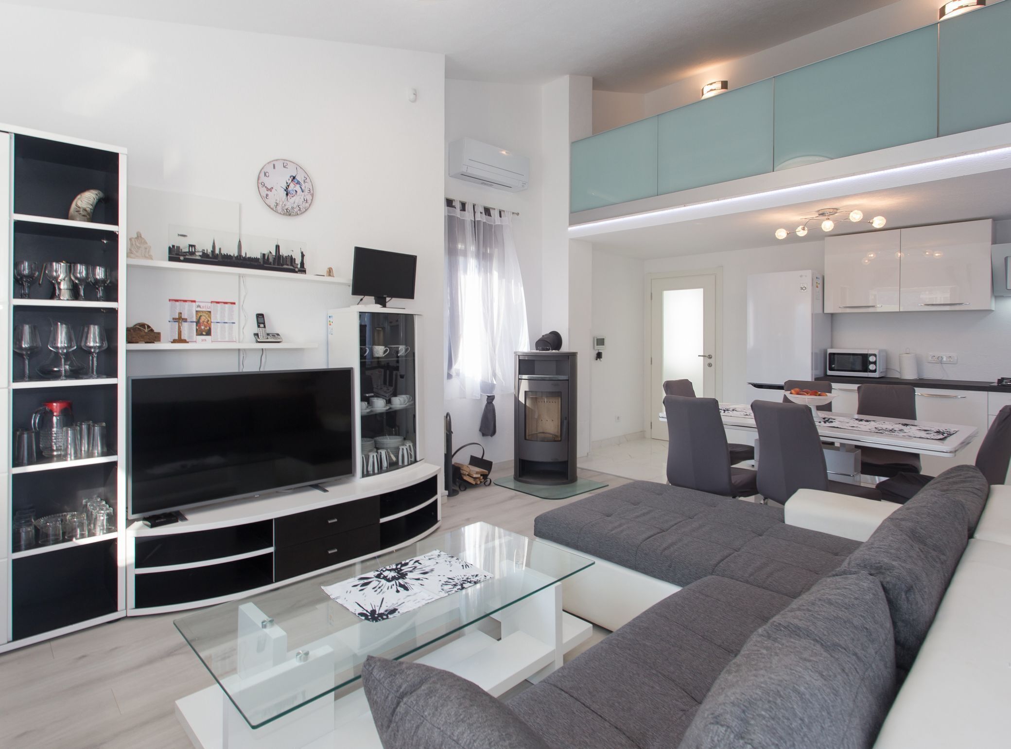 Huvila (Three Bedroom Villa with Pool) | Olohuone | 29–tuumainen taulutelevisio, jossa kaapelikanavat