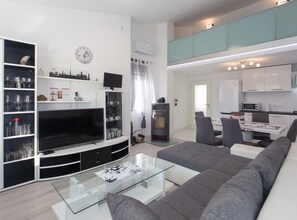 Villa (Three Bedroom Villa with Pool) | Oppholdsrom | En 29-tommers Flatskjerm-TV med kabel-kanaler