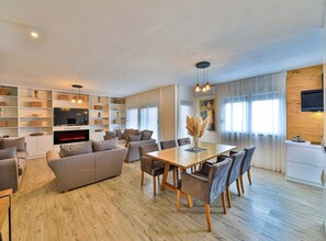 Villa (Five bedroom Villa) | Oppholdsrom | En 32-tommers Flatskjerm-TV med Parabol-TV