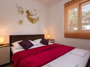 2 bedrooms, free WiFi - Elegant Hideaway Apartment With Pool (Okrug)