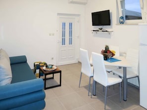 Appartement (Comfort One Bedroom Apartment (Sollis) | Woonkamer | Een 32-inch flatscreentelevisie met kabelzenders
