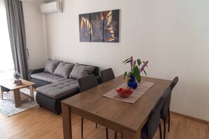 Lejlighed (Standard One Bedroom Apartment (owner) | Stue | 32-tommers fladskærms-tv med kabelkanaler