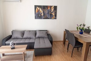 Appartement (Standard One Bedroom Apartment (owner) | Salle de séjour | Télévision à écran plat de 32 pouces avec chaßnes par cùble