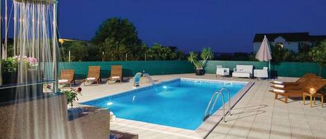 Huis (Four Bedroom Holiday Home with Pool) | Buitenzwembad | Een seizoensgebonden buitenzwembad en parasols bij het zwembad