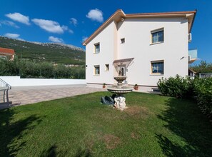 Ferienhaus (Four Bedroom Holiday Home with Pool) | Aussenbereich