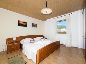 House (Four Bedroom Holiday Home with Pool) - Spacious Holiday Home With Pool and Hot Tub in Kastel Stari (Kastela)