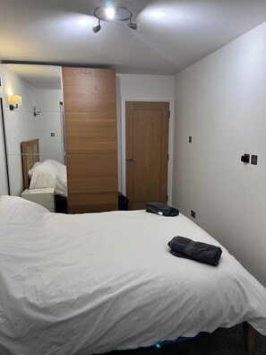 2 bedrooms, iron/ironing board, bed sheets