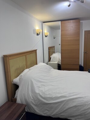 2 Schlafzimmer, Bügeleisen/Bügelbrett, Bettwäsche