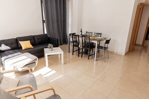 Standard-Apartment, 3 Schlafzimmer | Wohnbereich | 25-Zoll-Flachbildfernseher mit Kabelempfang