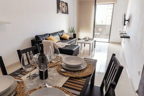 Standaard appartement, 2 slaapkamers, uitzicht op de stad | Woonruimte | Een 25-inch flatscreentelevisie met kabelzenders