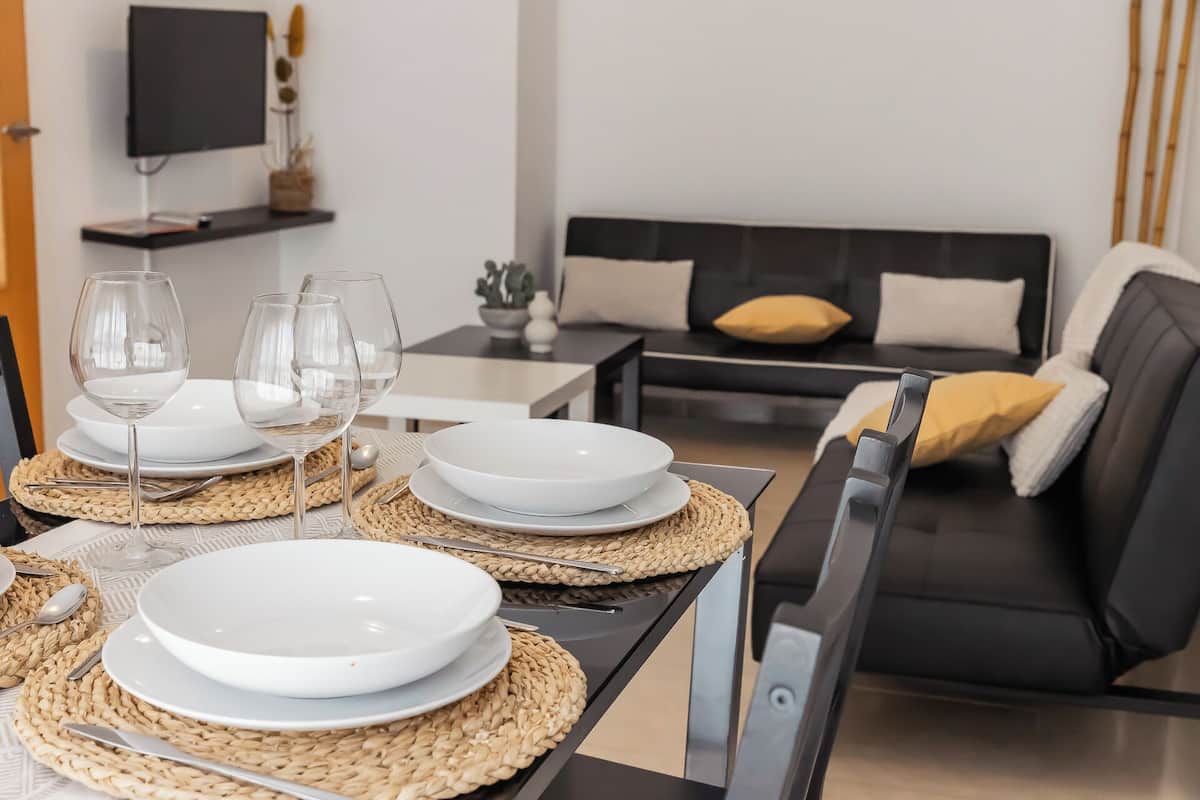 Appartement Standard, 2 chambres | Aire de séjour | Téléviseur à écran plat de 25 po avec télévision par cùble
