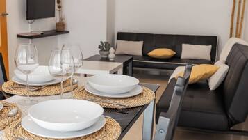 Apartament estàndard, 2 dormitoris | Sala d'estar | Televisor de pantalla plana de 25 polzades amb canals per cable