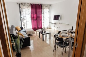 Standard Apartment, 3 Bedrooms, City View | Living area