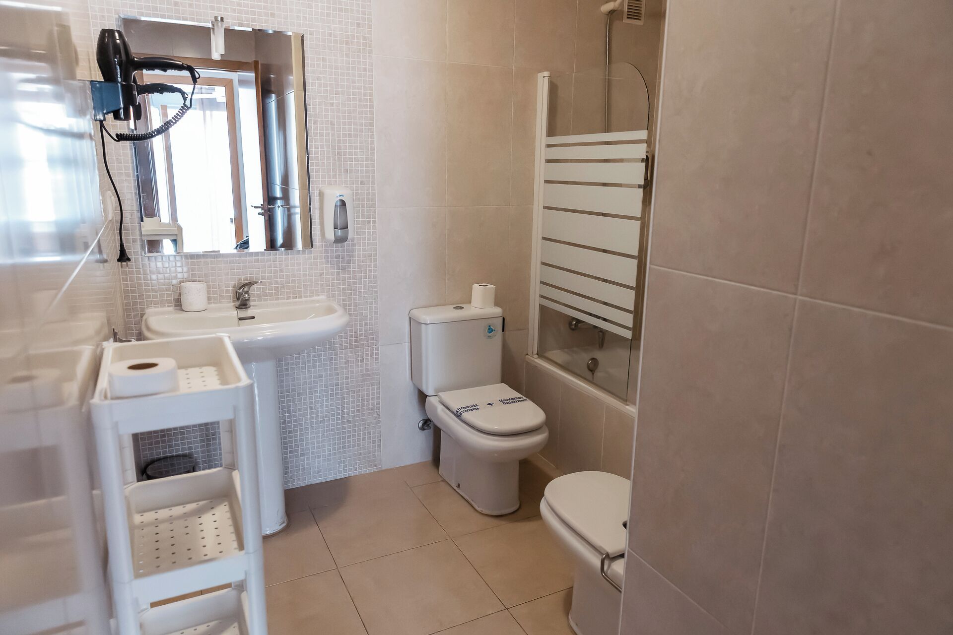 Ein Badezimmer mit Waschbecken, Toilette und Dusche.