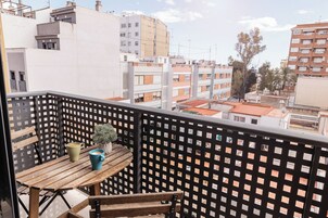 Apartamento estándar, 2 habitaciones, vistas a la ciudad | Terraza o patio