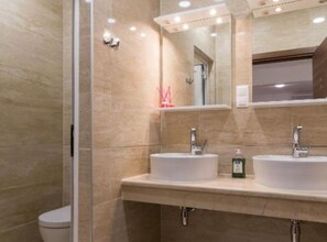 A bathroom with two sinks, a mirror, and a toilet. - Hostel Free Bird (Dubrovnik)
