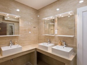 Shower, towels - Hostel Free Bird (Dubrovnik)