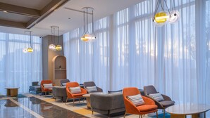 A modern lobby with a seating area, large windows, and contemporary lighting fixtures. - Holiday Inn Express Taizhou Toumen Port (Taizhou)