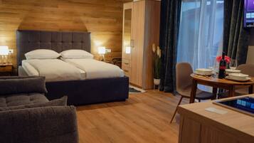 2 bedrooms, cots/infant beds, free WiFi