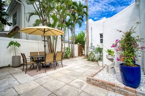 Outdoor dining - Casa Roselle full 2/2 (Hollywood)