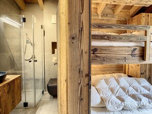 A modern bathroom with a glass shower enclosure, a toilet, and a sink. - Lovely Apartment Near ski Lift (Anniviers)