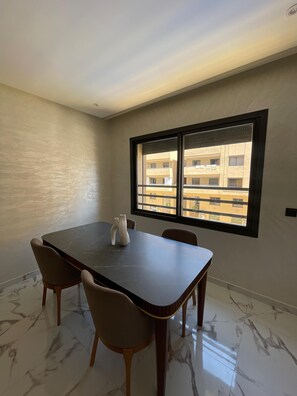 Dining - Chic 2-bedroom apartment with Pool ,WiFi, AC in vibrant Marrakesh.
 (Marrakesh)