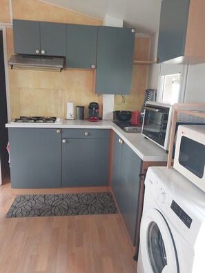 Kjøleskap, mikrobølgeovn, ovn og kokeplater