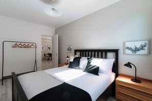 2 quartos, edredons de pluma, ferros/tábuas de passar roupa