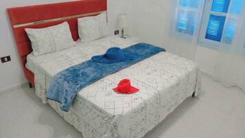 3 chambres, fer et planche à repasser, Wi-Fi, draps fournis