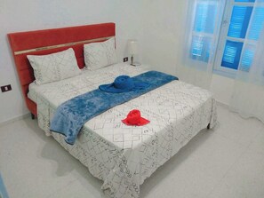 3 makuuhuonetta, silitysrauta/-lauta, Wi-Fi, vuodevaatteet