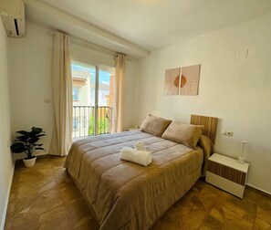 3 habitaciones, tabla de planchar con plancha, wifi y ropa de cama 
