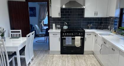 Spacious 6-bedroom house in charming Bedford with WiFi