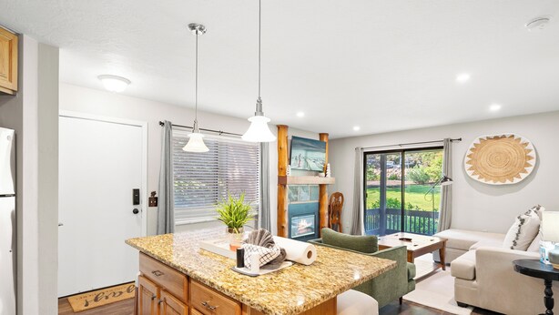 Smart TV, fireplace - Red Pine N3 | Fireplace | Full Kitchen | Washer & Dryer | Patio | Pools & Hot Tub | Walk to Lifts (Park City)