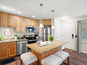 Geladeira, micro-ondas, fogão, cooktop