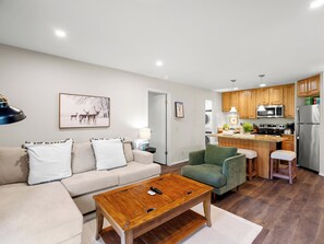 Smart TV, fireplace - Red Pine N3 | Fireplace | Full Kitchen | Washer & Dryer | Patio | Pools & Hot Tub | Walk to Lifts (Park City)