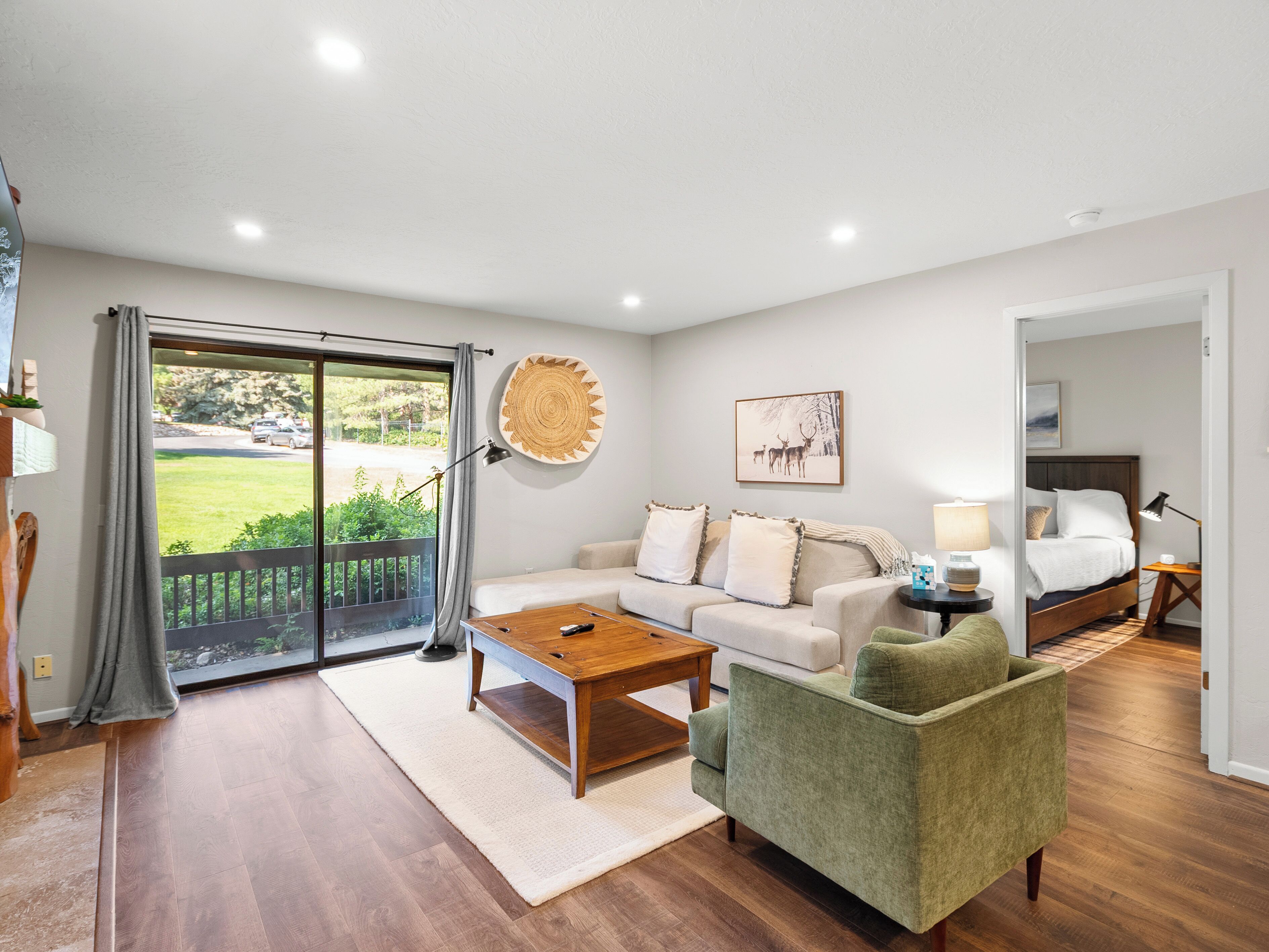 Smart TV, fireplace, DVD player