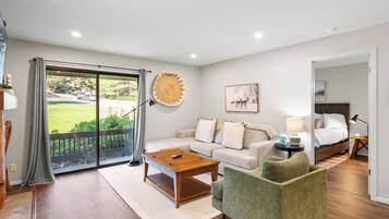 Een smart-tv, een open haard en een dvd-speler