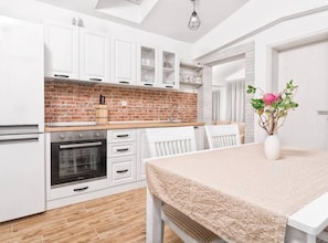 Maison (Two Bedroom Holiday Home with Pool) | Cuisine privée | Réfrigérateur