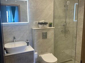 Appartement (Two Bedroom Apartment) | Salle de bain | Douche, serviettes fournies