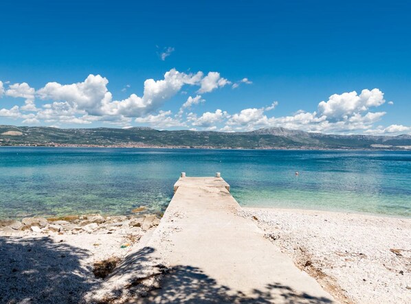 House (Three Bedroom Holiday Home) | Bathroom | Shower, towels - Seaside Getaway Holiday Home With Patio Slatine (Split)