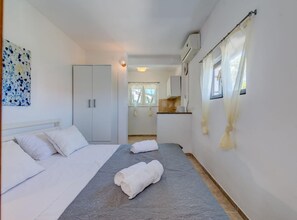 House (Three Bedroom Holiday Home) | 3 bedrooms, free WiFi - Seaside Getaway Holiday Home With Patio Slatine (Split)