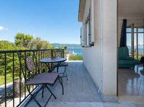 House (Three Bedroom Holiday Home) | Balcony - Seaside Getaway Holiday Home With Patio Slatine (Split)