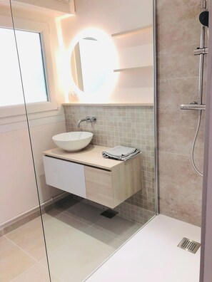 Shower, hair dryer, towels
