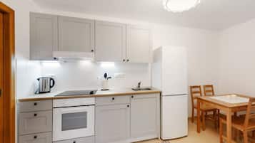 Vila | Dapur pribadi | Ketel listrik dan peralatan masak/sendok-piring
