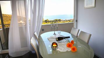 Villa (Five Bedroom Villa with Pool) | Dining room