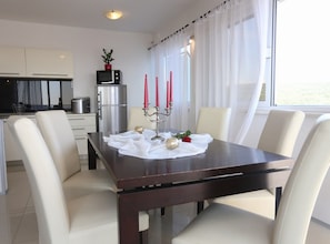 Villa (Five Bedroom Villa with Pool) | Vardagsrum | 32-tums platt-tv med satellitkanaler