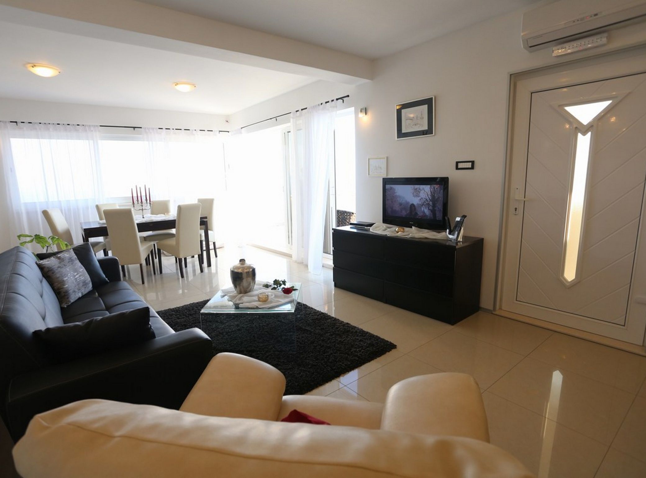 Villa (Five Bedroom Villa with Pool) | Sala de estar | Televisión de pantalla plana de 32 pulgadas con canales vía satélite 